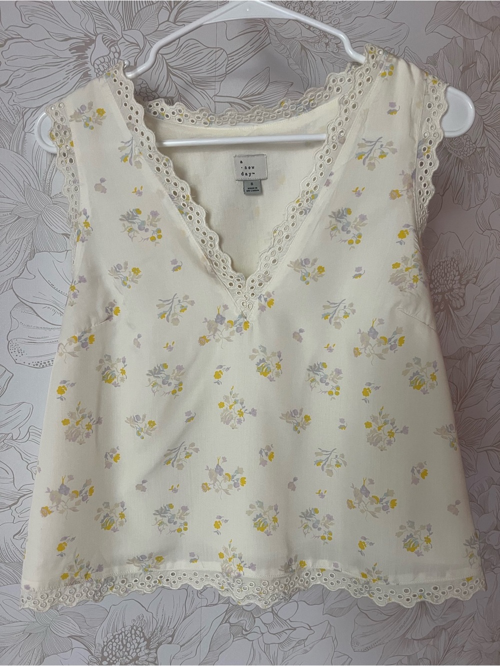 a new day Cream Floral Lace-Trim V-Neck Top NWOT